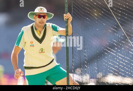 Melbourne, Australie.28th décembre 2021.Scott Boland, d'Australie, s'échauffe avant le troisième jour du troisième match de test de la série Ashes entre l'Australie et l'Angleterre au Melbourne Cricket Ground le 28 décembre 2021 à Melbourne, en Australie.(Usage éditorial seulement) Credit: Izhar Ahmed Khan/Alamy Live News/Alamy Live News Banque D'Images