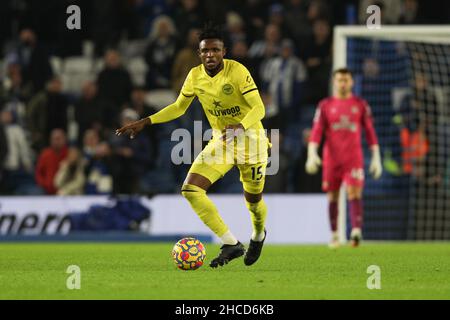 Brighton et Hove, Royaume-Uni.27th décembre 2021.Frank Onyeka, de Brentford, en action lors du match de la Premier League entre Brighton et Hove Albion et Brentford au stade communautaire American Express, Brighton et Hove, en Angleterre, le 26 décembre 2021.Photo de Ken Sparks.Utilisation éditoriale uniquement, licence requise pour une utilisation commerciale.Aucune utilisation dans les Paris, les jeux ou les publications d'un seul club/ligue/joueur.Crédit : UK Sports pics Ltd/Alay Live News Banque D'Images