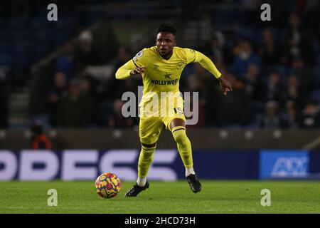 Brighton et Hove, Royaume-Uni.27th décembre 2021.Frank Onyeka, de Brentford, en action lors du match de la Premier League entre Brighton et Hove Albion et Brentford au stade communautaire American Express, Brighton et Hove, en Angleterre, le 26 décembre 2021.Photo de Ken Sparks.Utilisation éditoriale uniquement, licence requise pour une utilisation commerciale.Aucune utilisation dans les Paris, les jeux ou les publications d'un seul club/ligue/joueur.Crédit : UK Sports pics Ltd/Alay Live News Banque D'Images