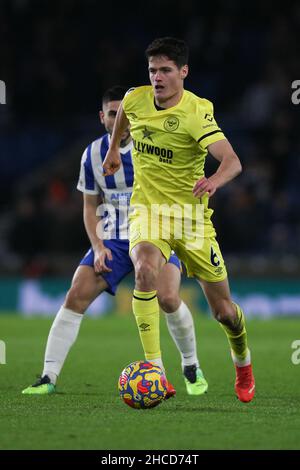 Brighton et Hove, Royaume-Uni.27th décembre 2021.Christian N¿rgaard de Brentford en action lors du match de Premier League entre Brighton et Hove Albion et Brentford au stade communautaire American Express, Brighton et Hove, en Angleterre, le 26 décembre 2021.Photo de Ken Sparks.Utilisation éditoriale uniquement, licence requise pour une utilisation commerciale.Aucune utilisation dans les Paris, les jeux ou les publications d'un seul club/ligue/joueur.Crédit : UK Sports pics Ltd/Alay Live News Banque D'Images