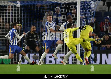 Brighton et Hove, Royaume-Uni.27th décembre 2021.La Shandon Baptiste de Brentford a tiré sur le but lors du match de la Premier League entre Brighton et Hove Albion et Brentford au stade communautaire American Express, Brighton et Hove, en Angleterre, le 26 décembre 2021.Photo de Ken Sparks.Utilisation éditoriale uniquement, licence requise pour une utilisation commerciale.Aucune utilisation dans les Paris, les jeux ou les publications d'un seul club/ligue/joueur.Crédit : UK Sports pics Ltd/Alay Live News Banque D'Images