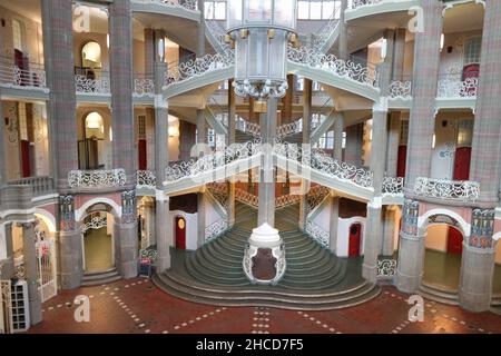 Grand escalier cérémonial orné de balustrades en fer forgé ornées au palais de justice historique de Kammergericht, décoré d'un design néoclassique Banque D'Images