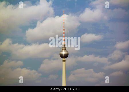 Tour de télévision de Berlin s'élevant dans un ciel rempli de nuages, symbole d'aspiration, de solitude et de perspective dans la vie urbaine contemporaine Banque D'Images