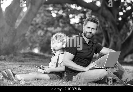 blog familial. enfance et parentalité. happy boy écouter de la musique dans un casque. Banque D'Images