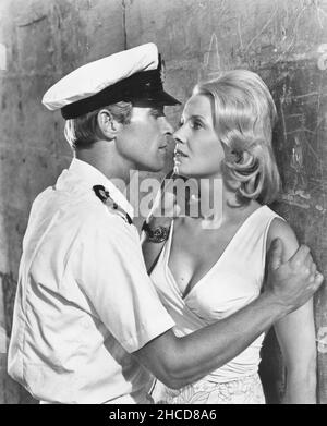 James Franciscus, Elizabeth Shepherd, sur le tournage du film, « Hell Boats », United Artists, 1970 Banque D'Images