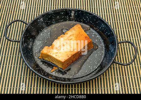 Le pudding peut être un dessert non sucré qui fait partie du repas principal.Le dessert est généralement composé de différents ingrédients selon la région: bre Banque D'Images