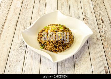 L'arroz chaufa, ou arroz de chaufa, est un plat à base de riz frit consommé au Pérou.Il fait partie du style gastronomique sino-péruvien, connu sous le nom de Chifa cuisi Banque D'Images