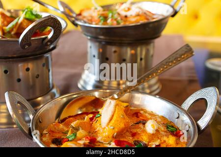 Plats indiens avec des currys typiques doux et épicés dans leurs récipients traditionnels Banque D'Images
