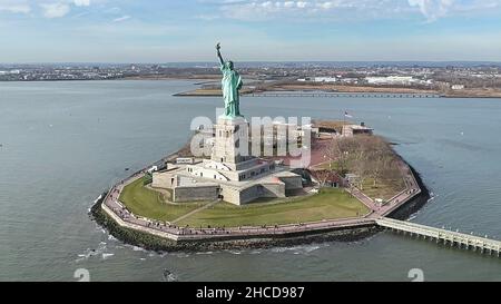 La vue aérienne stupéfiante de la Statue de la liberté, prise lors d'un vol en hélicoptère Banque D'Images