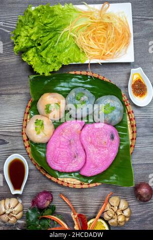 Le gâteau au saule ( Banh la Lieu) est un en-cas vietnamien avec des ingrédients tels que le riz gluant, les crevettes séchées, les champignons shiitake, la salade de papaye et trempée Banque D'Images