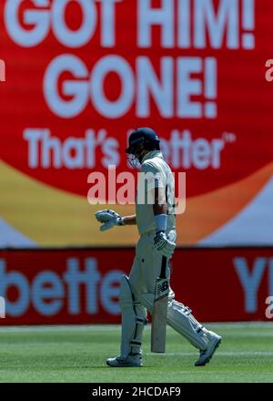 Melbourne, Australie.28th décembre 2021.Joe Root d'Angleterre s'est mis à pied après son licenciement lors du troisième jour du troisième match de test de la série Ashes entre l'Australie et l'Angleterre au Melbourne Cricket Ground le 28 décembre 2021 à Melbourne, en Australie.(Usage éditorial seulement) Credit: Izhar Ahmed Khan/Alamy Live News/Alamy Live News Banque D'Images