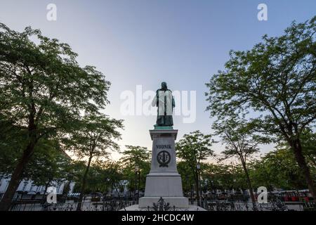 Photo de la statue de Valentin Vodnik sur la place Vodnikov à Ljubljana, Slovénie.La place Vodnik est une place de la ville de Ljubljana, la capitale de la Slovénie.Il Banque D'Images