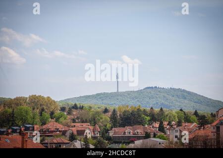 Photo de la tour d'avala vue du district de banjica à Belgrade, Serbie.La tour Avala est une tour de télécommunications de 204,68 m de haut située sur Moun Banque D'Images