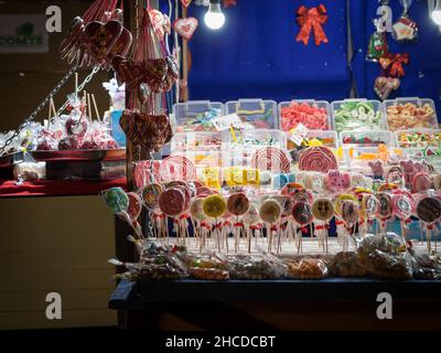 Image des étals d'un marché de noël de bonbons montrant des bonbons en vrac, de divers types, tels que des sucettes, des ours en gelée et d'autres variétés de sucre Banque D'Images