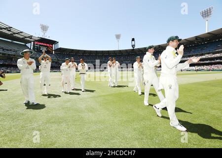 Les joueurs australiens célèbrent la victoire des cendres lors du troisième jour du troisième test des cendres au Melbourne Cricket Ground, Melbourne.Date de la photo: Mardi 28 décembre 2021. Banque D'Images