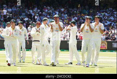 Les joueurs australiens célèbrent la victoire des cendres lors du troisième jour du troisième test des cendres au Melbourne Cricket Ground, Melbourne.Date de la photo: Mardi 28 décembre 2021. Banque D'Images