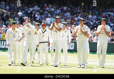 Les joueurs australiens célèbrent la victoire des cendres lors du troisième jour du troisième test des cendres au Melbourne Cricket Ground, Melbourne.Date de la photo: Mardi 28 décembre 2021. Banque D'Images