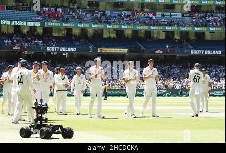 Les joueurs australiens célèbrent la victoire des cendres lors du troisième jour du troisième test des cendres au Melbourne Cricket Ground, Melbourne.Date de la photo: Mardi 28 décembre 2021. Banque D'Images