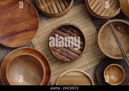 Panier vide de Dim Sum fait par le matériel de bambou et les Chopsticks.Concept de cuisine traditionnelle chinoise.Boulettes Dimsum dans le cuiseur vapeur en bambou, dessus sur bois Banque D'Images