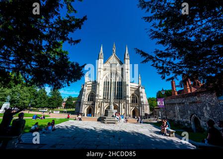 Winchester,Hampshire,Angleterre,Royaume-Uni-août 20 2020: Les personnes qui visitent la cathédrale, jeunes et vieux, apprécient le temps d'été glorieux, comme ils se détendent Banque D'Images
