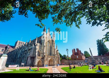 Winchester,Hampshire,Angleterre,Royaume-Uni-août 20 2020: Les personnes qui visitent la cathédrale, jeunes et vieux, apprécient le temps d'été glorieux, comme ils se détendent Banque D'Images