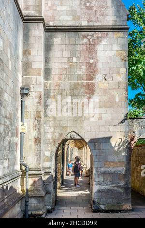 Winchester,Hampshire,Angleterre,Royaume-Uni-août 20 2020: Les personnes visitant la cathédrale médiévale, jeunes et vieux, marchent à travers les contreforts qui entourent le bu Banque D'Images