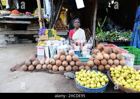 Le marché coloré sur la rue principale à Kuppam, Andhra Pradesh, Inde. Banque D'Images