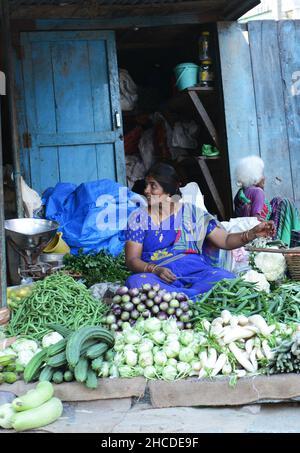 Le marché coloré sur la rue principale à Kuppam, Andhra Pradesh, Inde. Banque D'Images