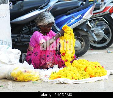 Un marché aux fleurs coloré à Kuppam, Andhra Pradesh, Inde. Banque D'Images