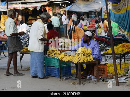 Le marché coloré sur la rue principale à Kuppam, Andhra Pradesh, Inde. Banque D'Images