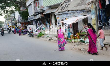 Le marché coloré sur la rue principale à Kuppam, Andhra Pradesh, Inde. Banque D'Images