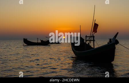 Silhouette de bateaux près d'une rive pendant le coucher du soleil Banque D'Images