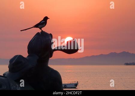 YANTAI, CHINE - 22 DÉCEMBRE 2021 - lever du soleil est vu au-dessus de la mer à Yantai, dans la province de Shandong en Chine orientale, le 22 décembre 2021. Banque D'Images