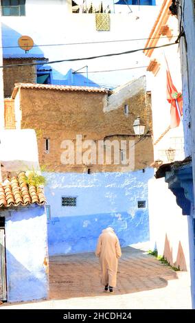 Un homme local qui marche dans les rues étroites de la médina de Chefchaouen, au Maroc. Banque D'Images