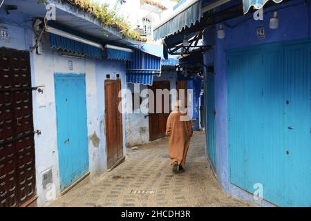 Un homme local qui marche dans les rues étroites de la médina de Chefchaouen, au Maroc. Banque D'Images