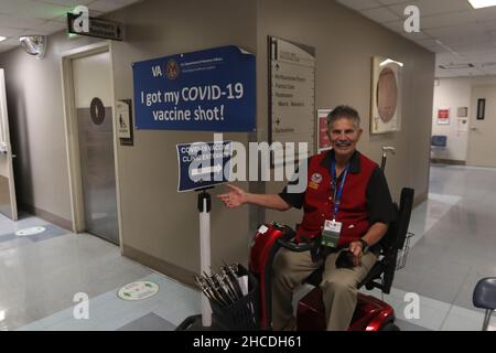 25 février 2021: Terrence Welles, un vétéran et bénévole qui aide à surveiller l'entrée à la clinique de vaccination COVID, sourit au système de santé de San Diego d'anciens Combattants à la Jolla, Californie, États-Unis, le 27 décembre 2021.Zuma PressRishi Deka (image de crédit : © Rishi DekaZUMA Press Wire) Banque D'Images