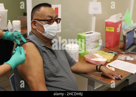 25 février 2021 : Javiel Juarez Medina reçoit le vaccin COVID de l'étudiant en sciences infirmières Betzaira Solorio, à droite, au système de santé de San Diego d'anciens Combattants à la Jolla, Californie, États-Unis, le 27 décembre 2021.Zuma PressRishi Deka (image de crédit : © Rishi DekaZUMA Press Wire) Banque D'Images