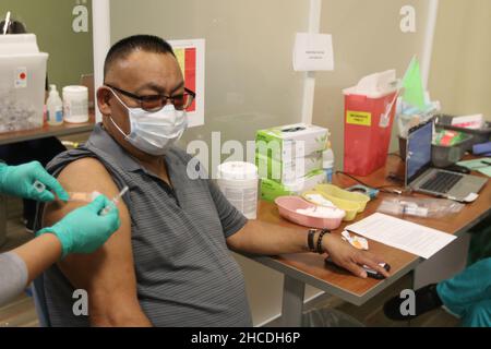 25 février 2021 : Javiel Juarez Medina reçoit le vaccin COVID de l'étudiant en sciences infirmières Betzaira Solorio, à droite, au système de santé de San Diego d'anciens Combattants à la Jolla, Californie, États-Unis, le 27 décembre 2021.Zuma PressRishi Deka (image de crédit : © Rishi DekaZUMA Press Wire) Banque D'Images