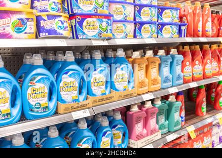 Poudres de lavage de vêtements de puissance froide et détergent liquide à vendre i nan supermarché australien Banque D'Images