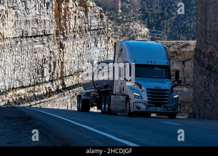 Camion-citerne traversant une coupe de route avec des joints de charbon sur la Highway 6 dans le comté de Carbon, Utah. Banque D'Images