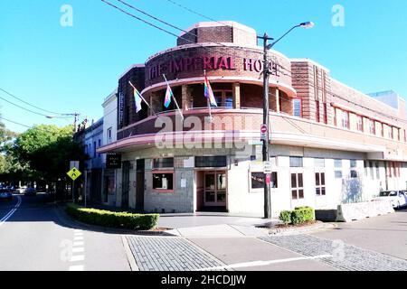 Erskineville, Australie.21st décembre 2021.Vue sur l'hôtel Imperial.Dans l'« Imperial Hotel » à Erskineville, une banlieue de Sydney, les reines de drag du film australien « The Adventures of Priscilla, Queen of the Desert » ont joué.(À dpa: 'Hangovertini et Bond burgers: Quand les pubs commercialisent leur film célèbre') Credit: Llywelyn Golesworthy/dpa/Alay Live News Banque D'Images