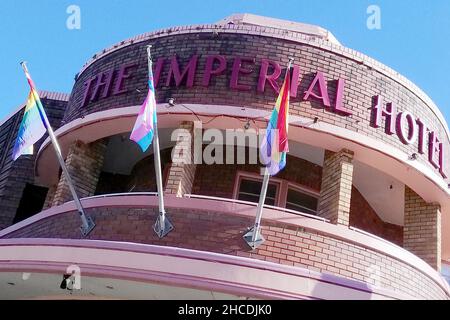 Erskineville, Australie.21st décembre 2021.Vue sur l'hôtel Imperial.Dans l'« Imperial Hotel » à Erskineville, une banlieue de Sydney, les reines de drag du film australien « The Adventures of Priscilla, Queen of the Desert » ont joué.(À dpa: 'Hangovertini et Bond burgers: Quand les pubs commercialisent leur film célèbre') Credit: Llywelyn Golesworthy/dpa/Alay Live News Banque D'Images