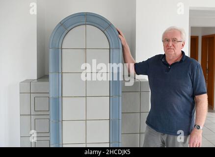 Pfinztal, Allemagne.01st décembre 2021.Jakob Mager, photographié à son poêle en faïence, qu'il n'a pas utilisé depuis de nombreuses années.Entre-temps, il n'est plus autorisé à l'utiliser du tout, dit Mager - en raison des fines émissions de poussière.Mais chaque année le balayage de cheminée vient par et balaie le poêle.Parce qu'il trouve cela inutile, Mager a écrit une pétition au Bundestag.(À dpa 'Kehrzwang für unutzten Kamin - Badener appelliert an Gesetzgeber') Credit: Uli Deck/dpa/Alay Live News Banque D'Images