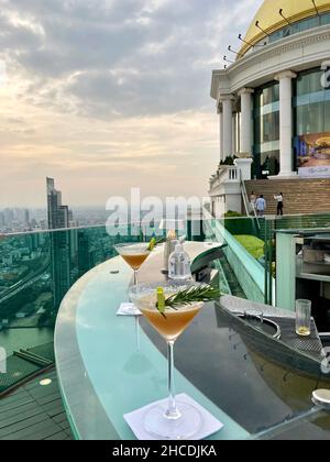 Bangkok, Thaïlande.19th décembre 2021.Deux « Hangovertinis » dans l'impressionnant bar Sky du restaurant Scirocco.Le cocktail est la boisson exclusive du bar, nommée d'après le film « Hanover 2 », qui a été partiellement filmé ici.Le bar, avec son dôme doré distinctif, est situé au 64th étage.La vue sur Bangkok est à couper le souffle.Aussi à cause du film, de nombreux invités du monde entier viennent à ce jour.(À dpa: 'Hangovertini et Bond burgers: Quand les bars commercialisent leur film célèbre') Credit: Carola Frentzen/dpa/Alay Live News Banque D'Images