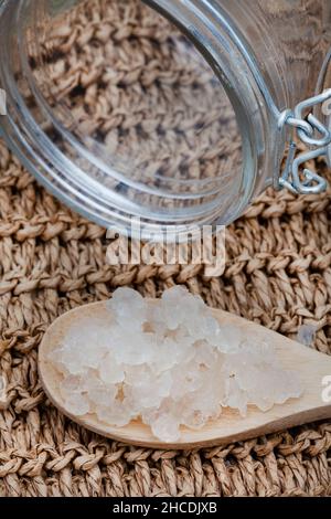 Granules de kéfir à l'eau sur une cuillère en bois Banque D'Images