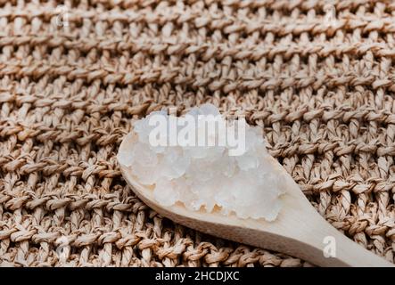 Granules de kéfir à l'eau sur une cuillère en bois Banque D'Images