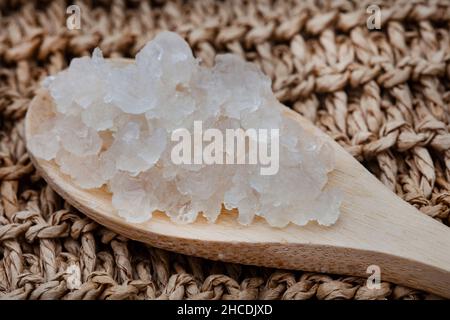 Granules de kéfir à l'eau sur une cuillère en bois Banque D'Images