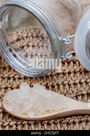 Granules de kéfir à l'eau sur une cuillère en bois Banque D'Images