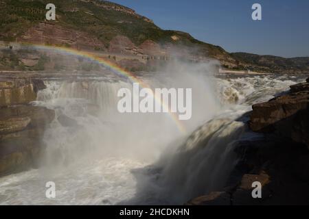 Les touristes apprécient Rainbow Bridge à la chute d'eau hukou Scenic Spot sur la rivière jaune, Ji County, province de Shanxi, Chine, avril 23,2020. Banque D'Images