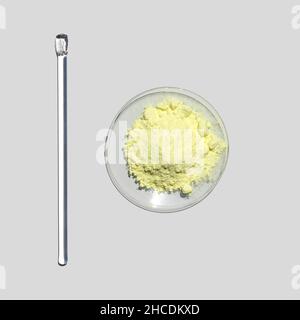 Poudre de soufre dans le verre de surveillance chimique, placer à côté de la tige d'agitation.Gros plan sur l'ingrédient chimique sur la table de laboratoire blanche.Vue de dessus Banque D'Images
